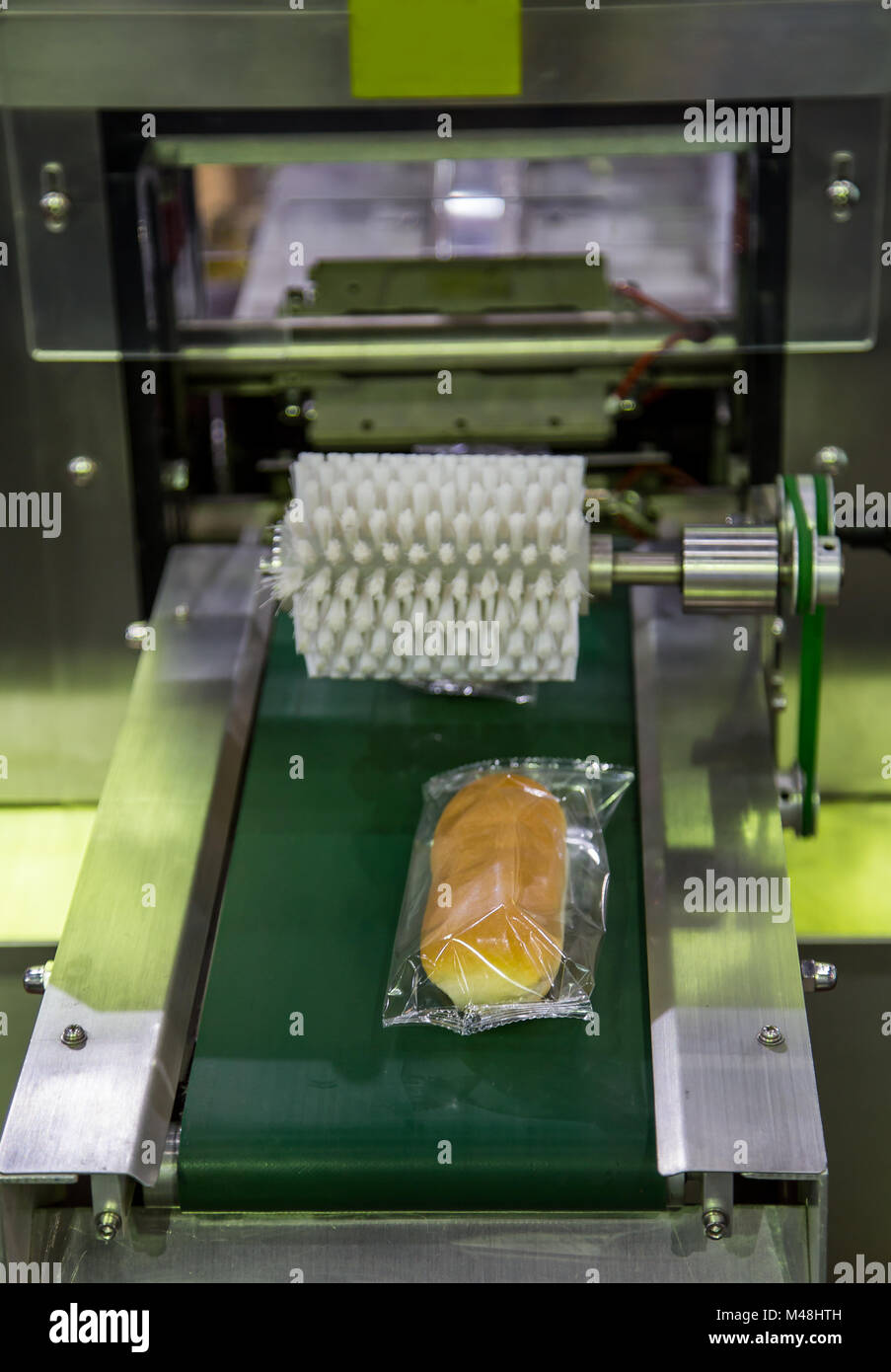 Brot/Toast/Brötchen Kunststoff Verpackungsmaschine auf Bäckerei Produktionslinie Stockfoto