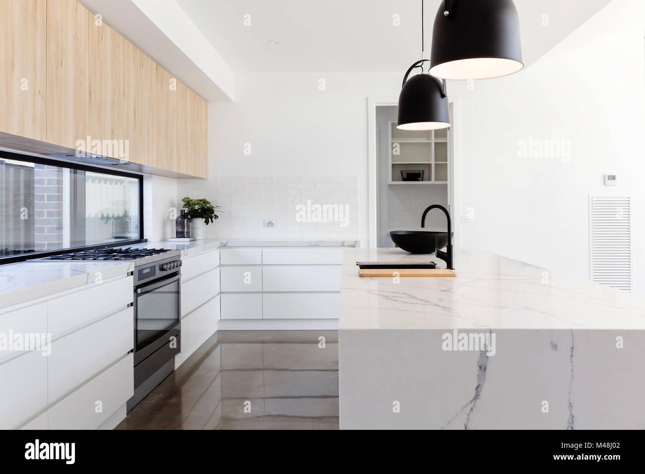 Luxus industrielle scandi Küche mit Marmorboden Island Sitzbank Stockfoto