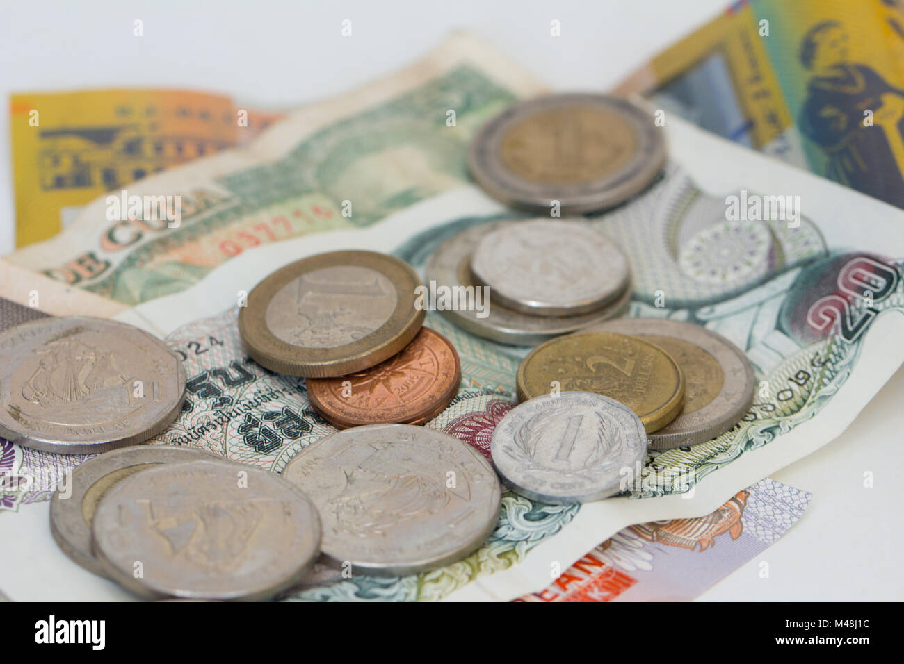 Eine Auswahl an ausländischen Münzen und Banknoten Stockfoto