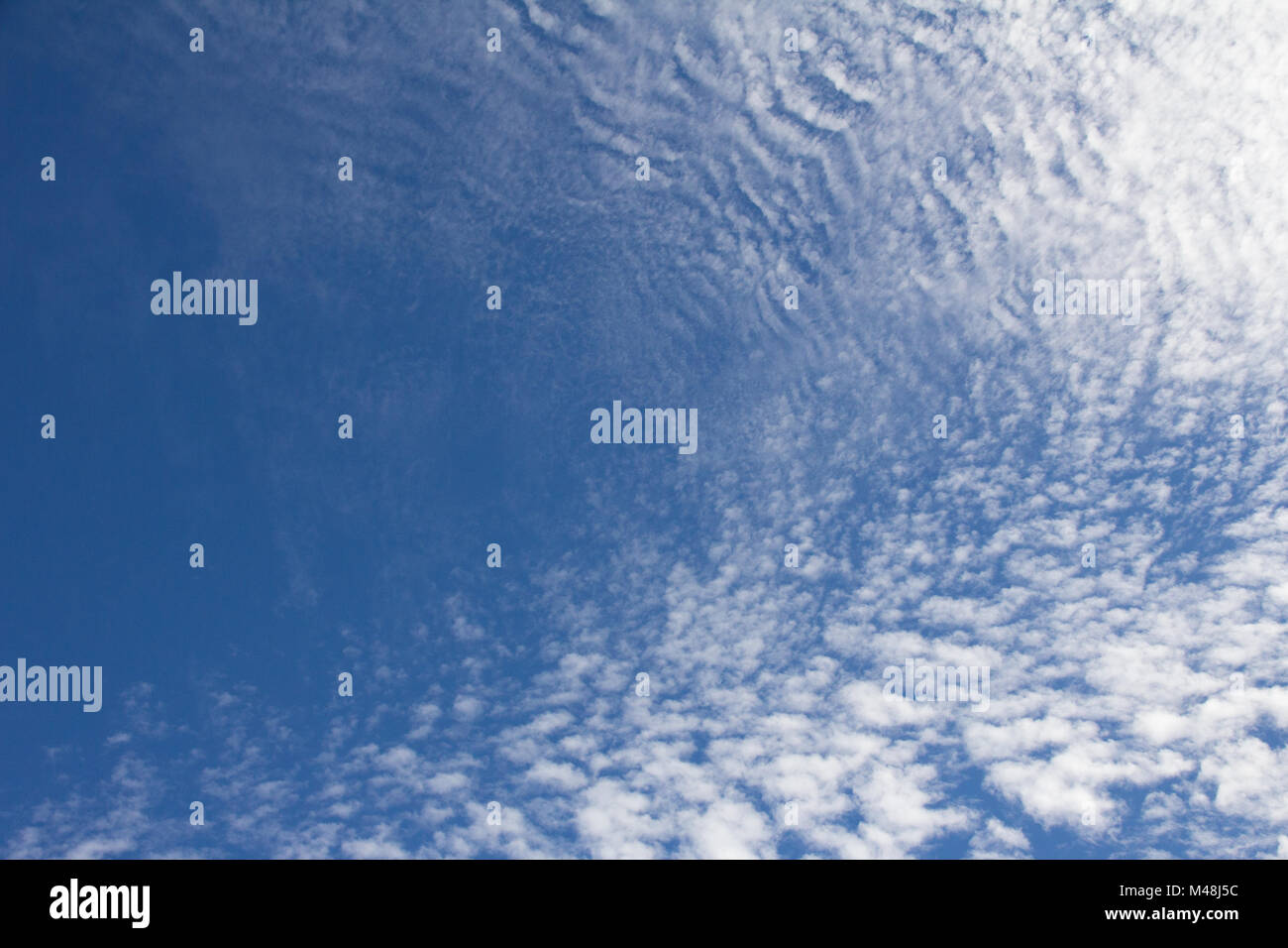 Horizontales Bild von einem bewölkten blauen Himmel Stockfoto
