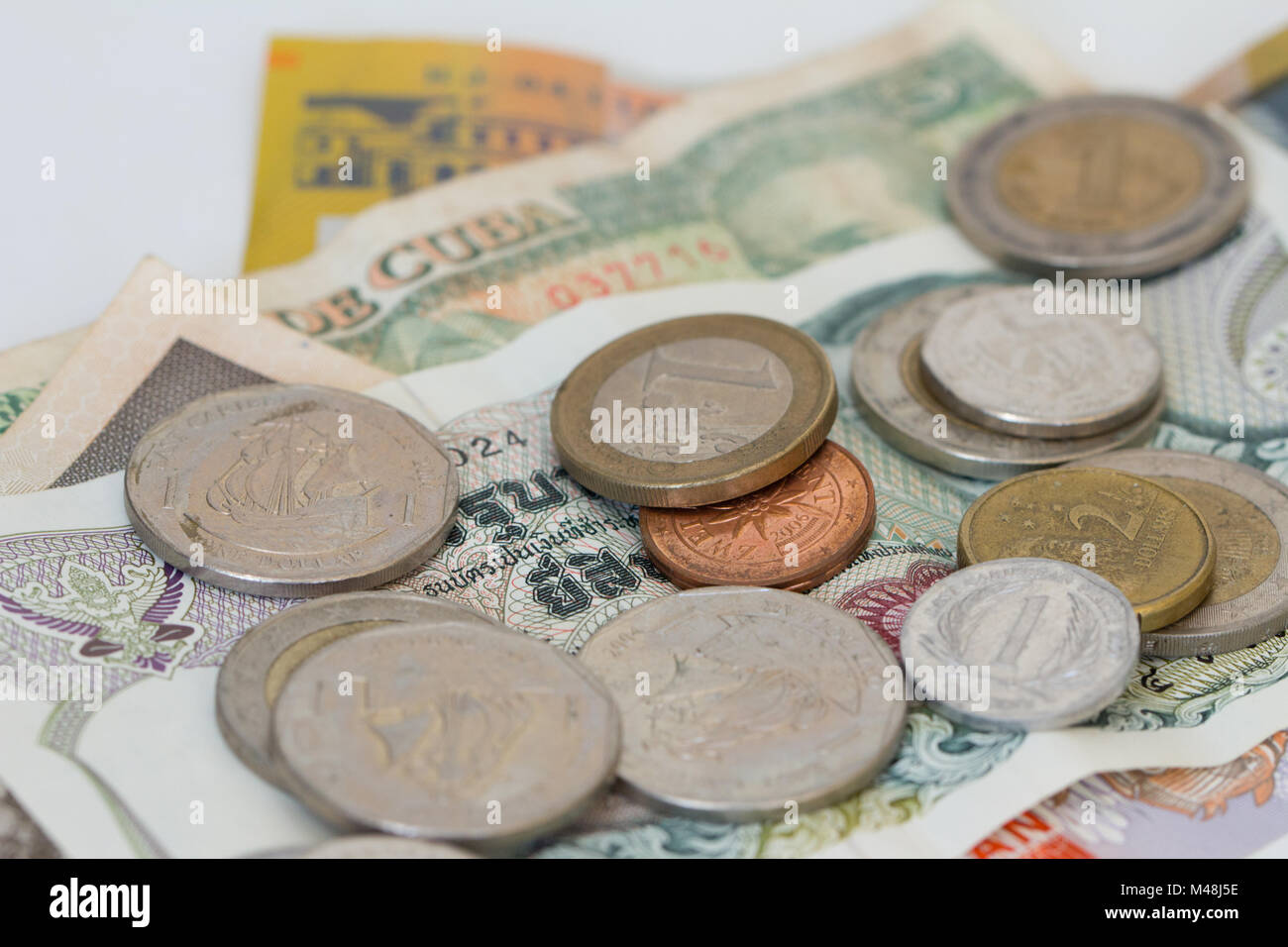 Eine Auswahl an ausländischen Münzen und Banknoten Stockfoto