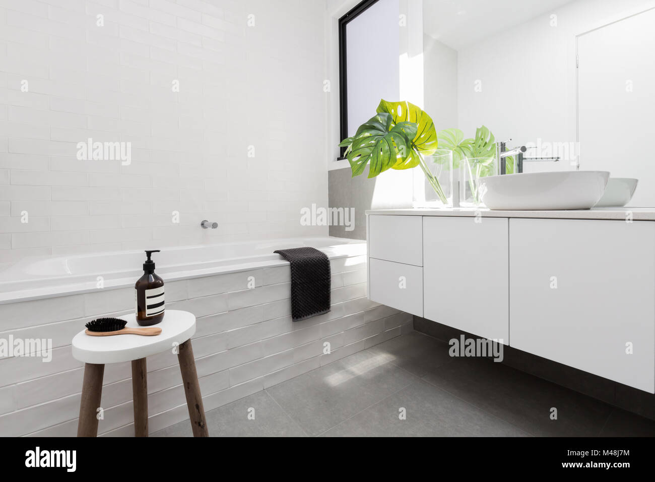 Stilvolle Badezimmer aus weißem skandinavischen Thema Stockfoto