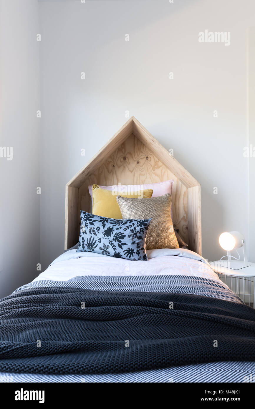 Süße hölzerne Hütte Stil mit bedhead in einem gestalteten Kinder Schlafzimmer Stockfoto