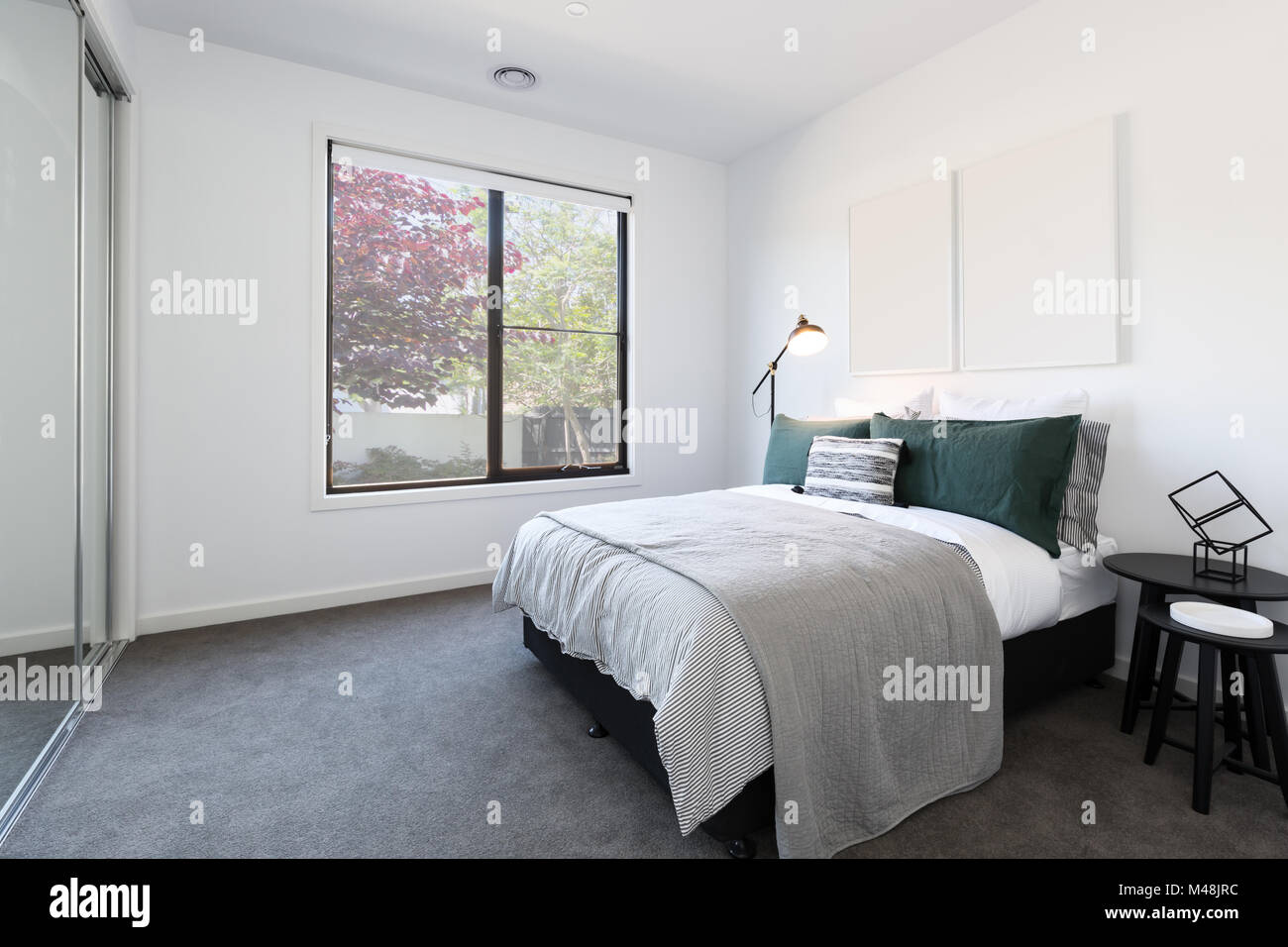 Dunkelgrün und Weiß Luxus Schlafzimmer Stockfoto