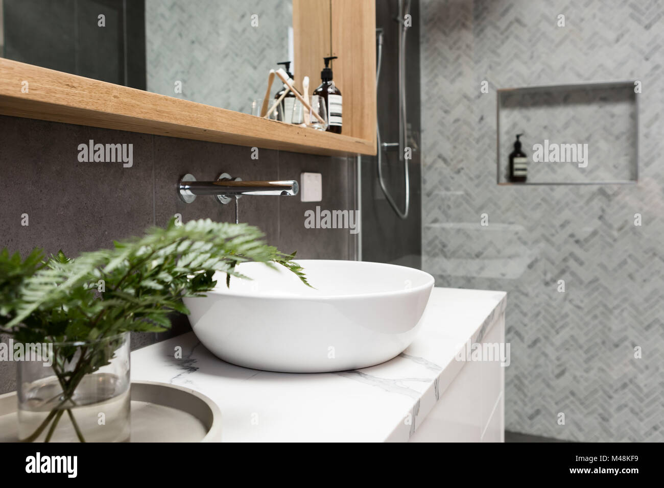 Badezimmer details saubere weiße Wanne mit Dusche hinter Fliesen Stockfoto