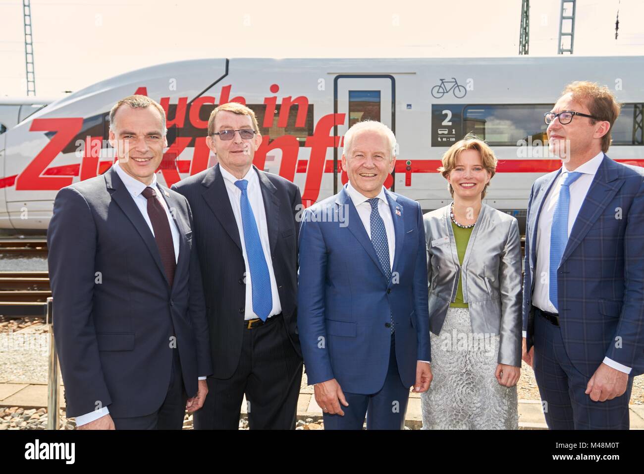 Deutsche Bahn: Gruppenfoto anlässlich 25 Jahre ICE in Deutschland Stockfoto