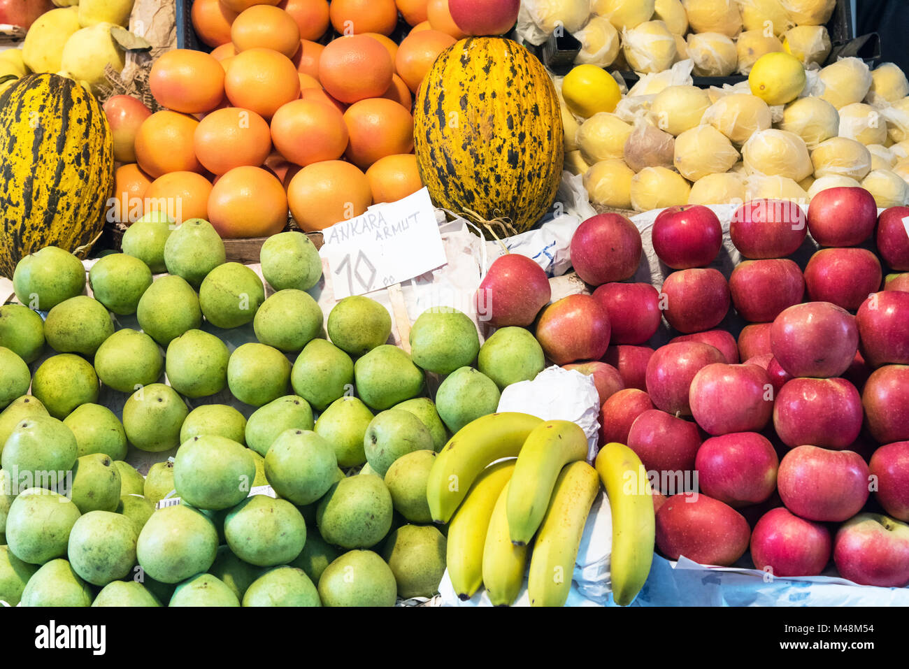 Äpfel, Birnen und Melonen für den Verkauf auf dem Markt Stockfoto
