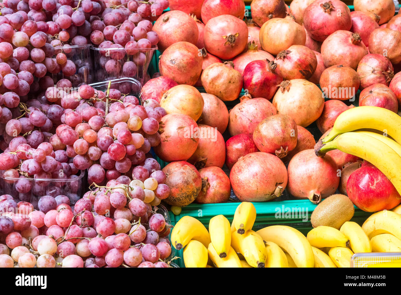 Trauben, Bananen und Granatapfel zum Verkauf auf dem Markt Stockfoto
