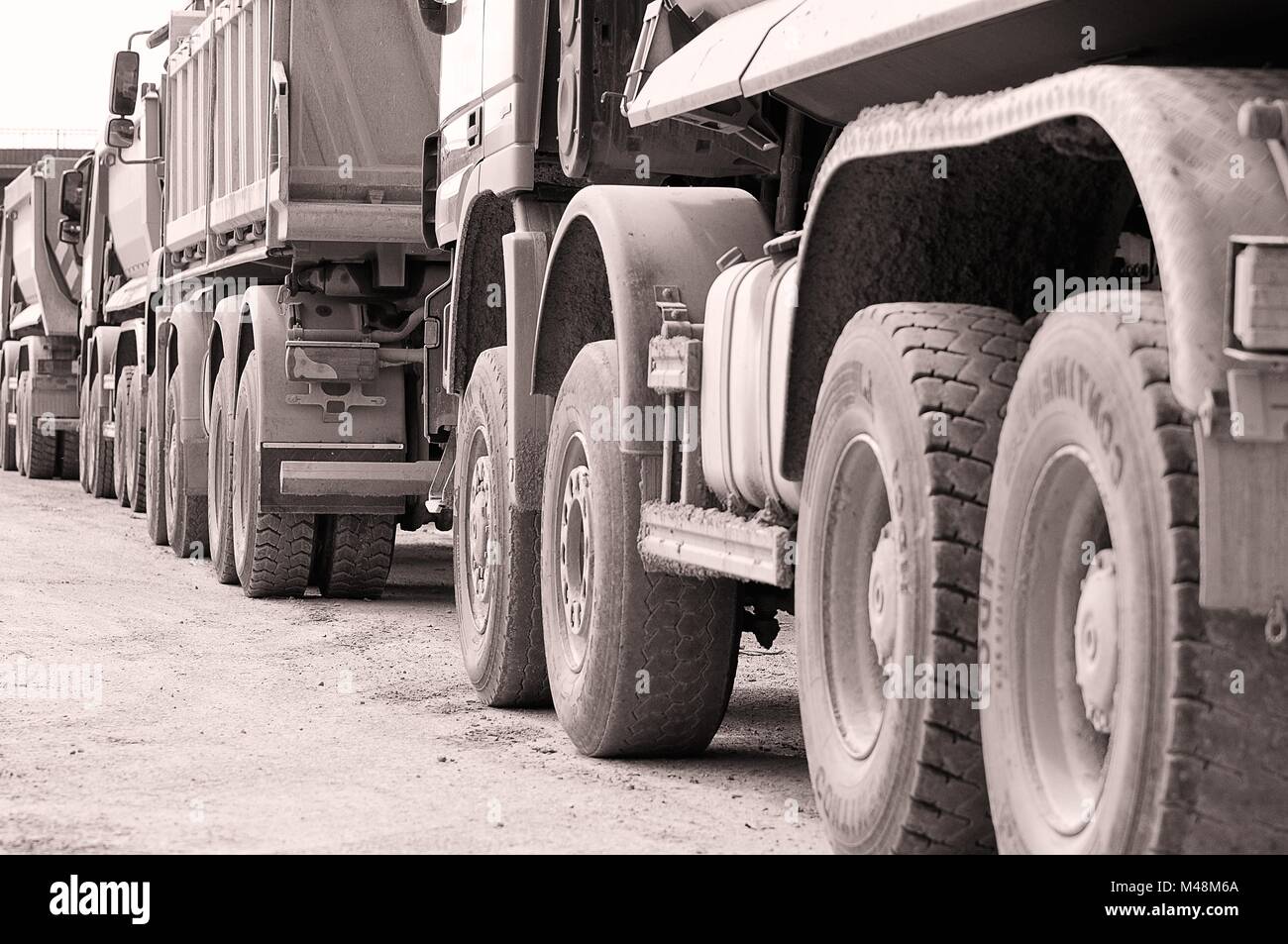 Fahrzeug nacheinander an der Baustelle in Schwarz und Weiß Stockfoto