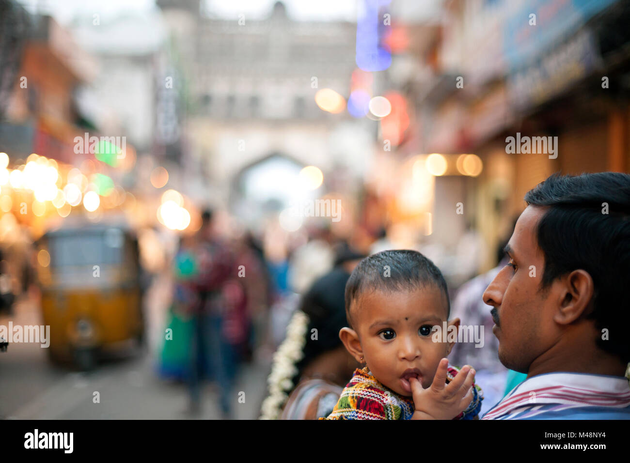 Kleines Kind und seinen Vater zu Fuß auf der Charminar Bazar, Hyderabad. Stockfoto