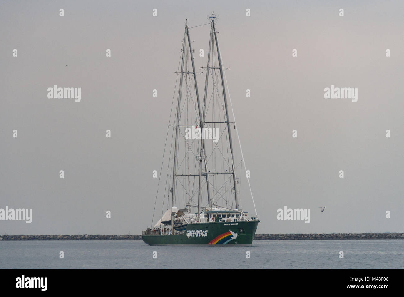 Manila, Philippinen. 14 Feb, 2018. Die Besatzung und die freiwilligen Helfer der Rainbow Warrior war mit einem willkommen geheißen, wie sie Manila für Klimagerechtigkeit zu rufen und den Schutz der Umwelt. Als Teil der asiatischen Tour, das Greenpeace Schiff wird auch Dock auf der Visayan Insel Guimaras, und die Stadt von Tacloban vor der überschrift nach Indonesien, Singapur, Malaysia und Thailand. Credit: J Gerard Seguia/Pacific Press/Alamy leben Nachrichten Stockfoto