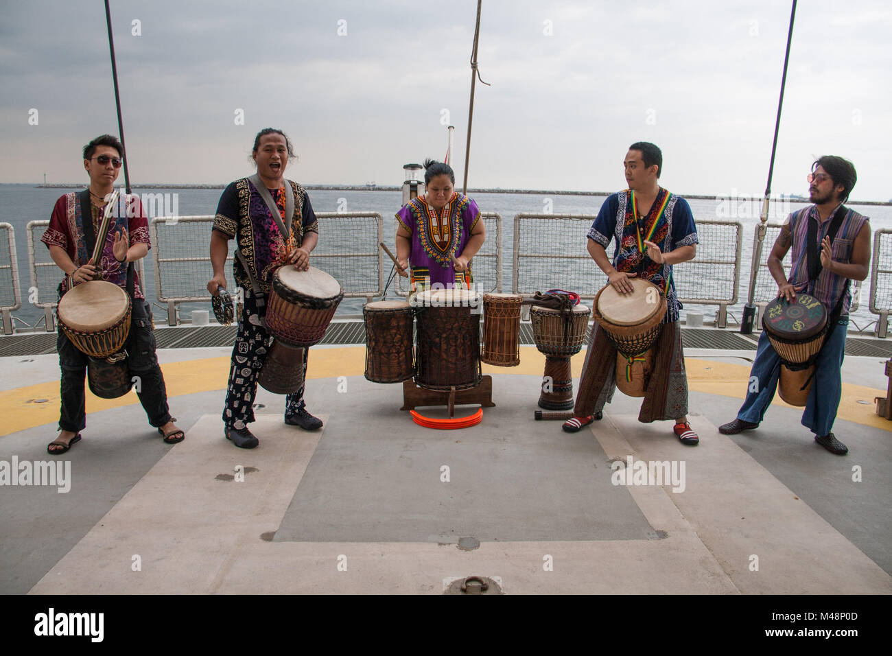Manila, Philippinen. 14 Feb, 2018. Einheimische Musiker spielen einheimische Instrumente an Bord der Rainbow Warrior in der Bucht von Manila. Die Besatzung und die freiwilligen Helfer der Rainbow Warrior war mit einem willkommen geheißen, wie sie Manila für Klimagerechtigkeit zu rufen und den Schutz der Umwelt. Als Teil der asiatischen Tour, das Greenpeace Schiff wird auch Dock auf der Visayan Insel Guimaras, und die Stadt von Tacloban vor der überschrift nach Indonesien, Singapur, Malaysia und Thailand. Credit: J Gerard Seguia/Pacific Press/Alamy leben Nachrichten Stockfoto