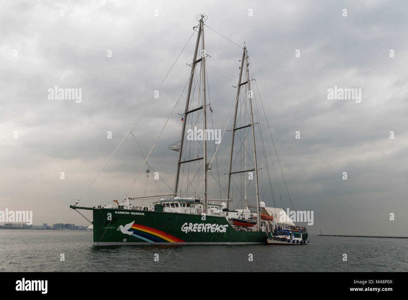 Manila, Philippinen. 14 Feb, 2018. Die Besatzung und die freiwilligen Helfer der Rainbow Warrior war mit einem willkommen geheißen, wie sie Manila für Klimagerechtigkeit zu rufen und den Schutz der Umwelt. Als Teil der asiatischen Tour, das Greenpeace Schiff wird auch Dock auf der Visayan Insel Guimaras, und die Stadt von Tacloban vor der überschrift nach Indonesien, Singapur, Malaysia und Thailand. Credit: J Gerard Seguia/Pacific Press/Alamy leben Nachrichten Stockfoto