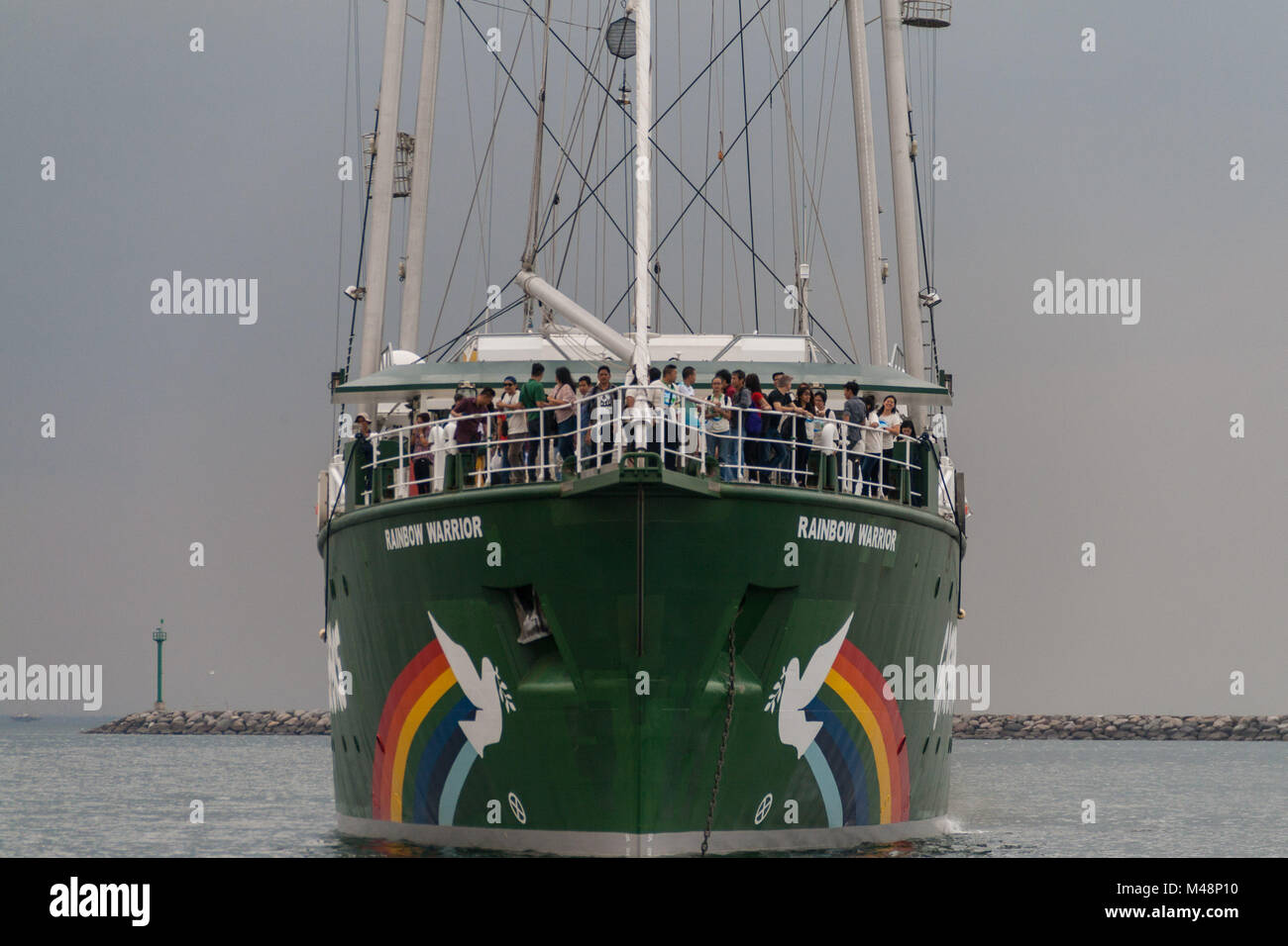 Manila, Philippinen. 14 Feb, 2018. Die Besatzung und die freiwilligen Helfer der Rainbow Warrior war mit einem willkommen geheißen, wie sie Manila für Klimagerechtigkeit zu rufen und den Schutz der Umwelt. Als Teil der asiatischen Tour, das Greenpeace Schiff wird auch Dock auf der Visayan Insel Guimaras, und die Stadt von Tacloban vor der überschrift nach Indonesien, Singapur, Malaysia und Thailand. Credit: J Gerard Seguia/Pacific Press/Alamy leben Nachrichten Stockfoto