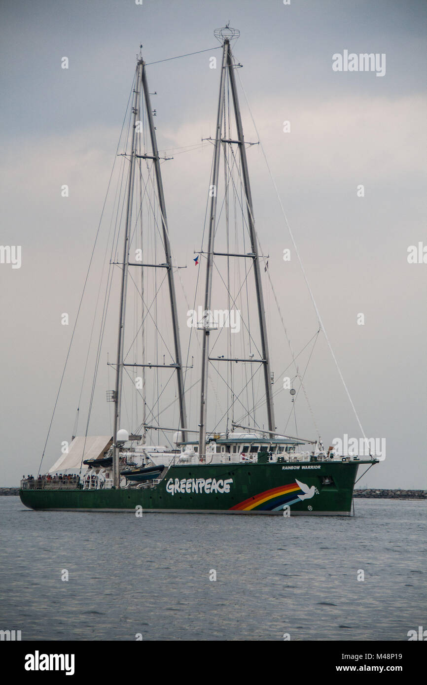 Manila, Philippinen. 14 Feb, 2018. Die Besatzung und die freiwilligen Helfer der Rainbow Warrior war mit einem willkommen geheißen, wie sie Manila für Klimagerechtigkeit zu rufen und den Schutz der Umwelt. Als Teil der asiatischen Tour, das Greenpeace Schiff wird auch Dock auf der Visayan Insel Guimaras, und die Stadt von Tacloban vor der überschrift nach Indonesien, Singapur, Malaysia und Thailand. Credit: J Gerard Seguia/Pacific Press/Alamy leben Nachrichten Stockfoto