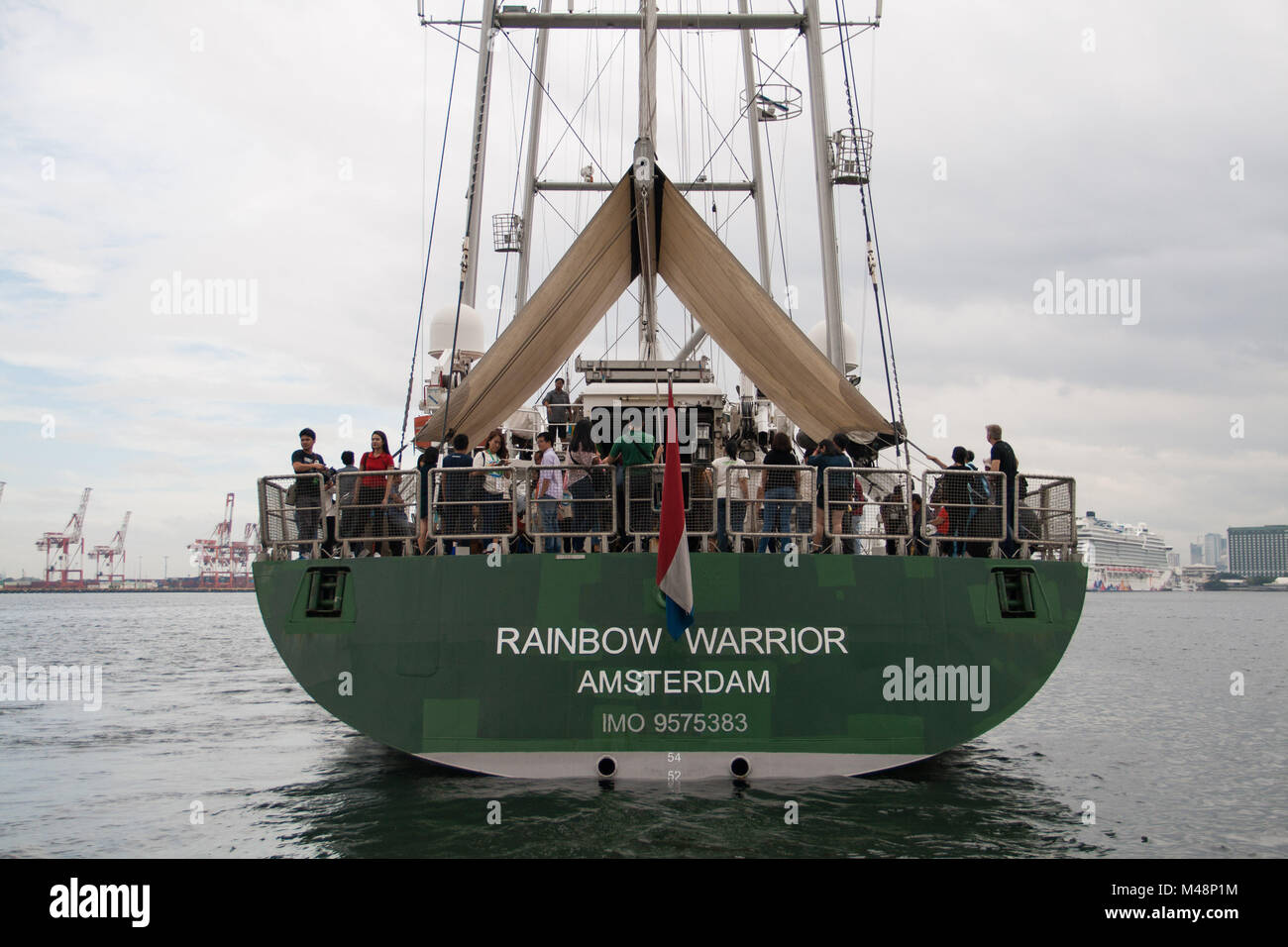 Manila, Philippinen. 14 Feb, 2018. Die Besatzung und die freiwilligen Helfer der Rainbow Warrior war mit einem willkommen geheißen, wie sie Manila für Klimagerechtigkeit zu rufen und den Schutz der Umwelt. Als Teil der asiatischen Tour, das Greenpeace Schiff wird auch Dock auf der Visayan Insel Guimaras, und die Stadt von Tacloban vor der überschrift nach Indonesien, Singapur, Malaysia und Thailand. Credit: J Gerard Seguia/Pacific Press/Alamy leben Nachrichten Stockfoto
