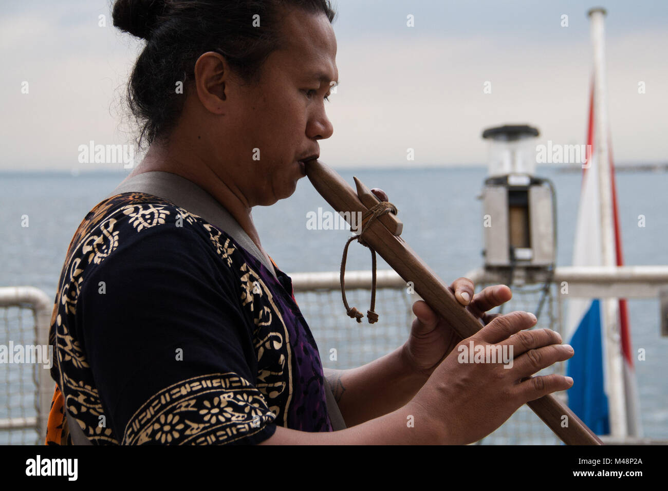 Manila, Philippinen. 14 Feb, 2018. Einheimische Musiker spielen einheimische Instrumente an Bord der Rainbow Warrior in der Bucht von Manila. Die Besatzung und die freiwilligen Helfer der Rainbow Warrior war mit einem willkommen geheißen, wie sie Manila für Klimagerechtigkeit zu rufen und den Schutz der Umwelt. Als Teil der asiatischen Tour, das Greenpeace Schiff wird auch Dock auf der Visayan Insel Guimaras, und die Stadt von Tacloban vor der überschrift nach Indonesien, Singapur, Malaysia und Thailand. Credit: J Gerard Seguia/Pacific Press/Alamy leben Nachrichten Stockfoto