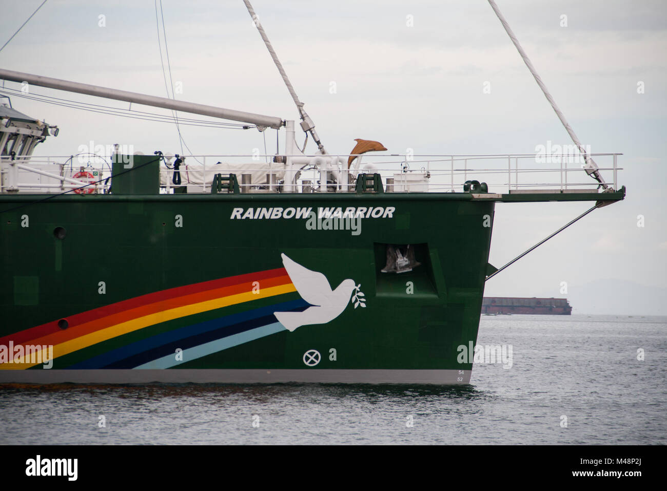 Manila, Philippinen. 14 Feb, 2018. Die Besatzung und die freiwilligen Helfer der Rainbow Warrior war mit einem willkommen geheißen, wie sie Manila für Klimagerechtigkeit zu rufen und den Schutz der Umwelt. Als Teil der asiatischen Tour, das Greenpeace Schiff wird auch Dock auf der Visayan Insel Guimaras, und die Stadt von Tacloban vor der überschrift nach Indonesien, Singapur, Malaysia und Thailand. Credit: J Gerard Seguia/Pacific Press/Alamy leben Nachrichten Stockfoto