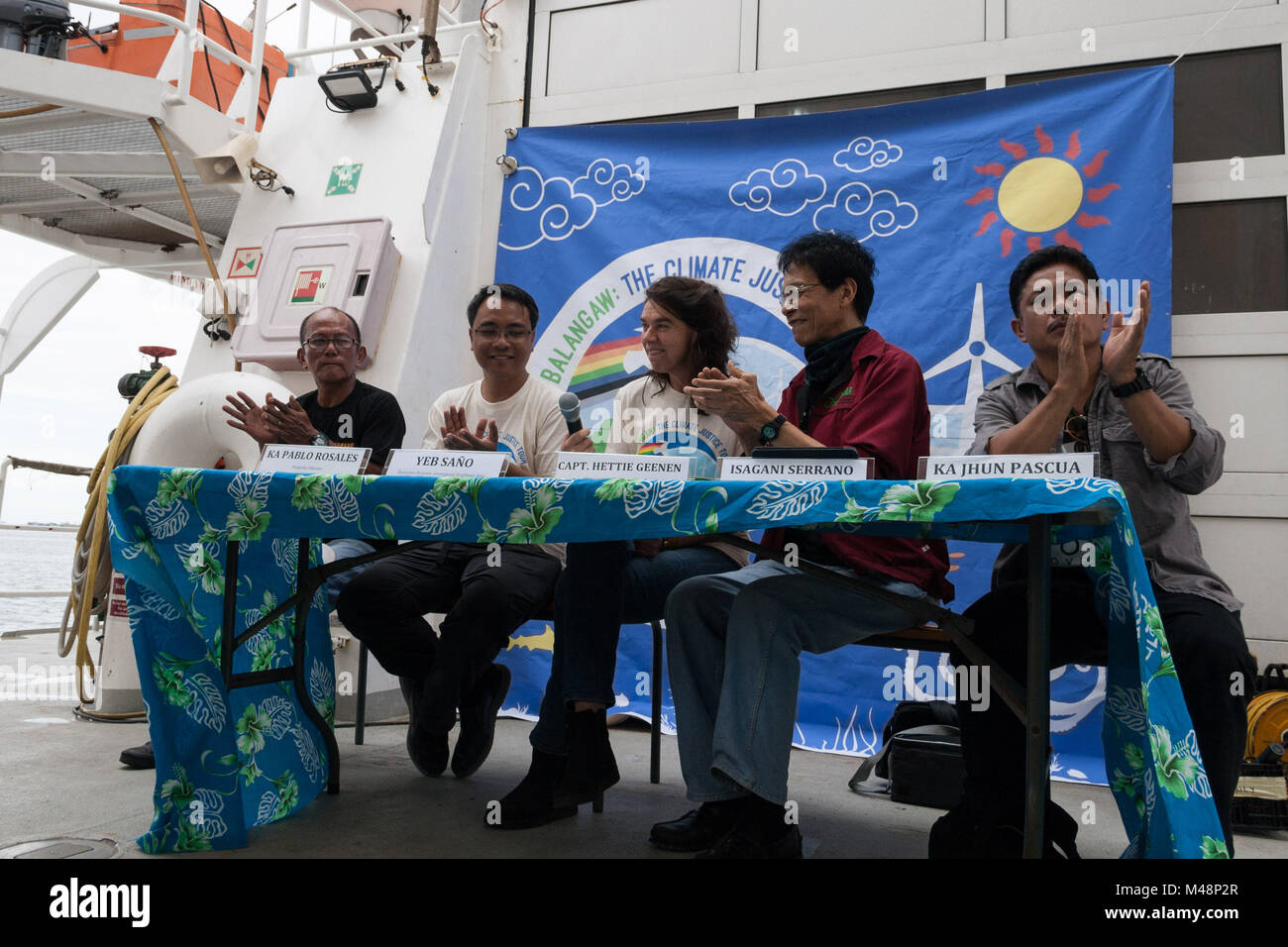 Manila, Philippinen. 14 Feb, 2018. Rainbow Warrior Kapitän Hettie Klägerin diskutiert die Rolle und die Mission der Rainbow Warrior auf das Klima der Gerechtigkeit tour. Die Besatzung und die freiwilligen Helfer der Rainbow Warrior war mit einem willkommen geheißen, wie sie Manila für Klimagerechtigkeit zu rufen und den Schutz der Umwelt. Als Teil der asiatischen Tour, das Greenpeace Schiff wird auch Dock auf der Visayan Insel Guimaras, und die Stadt von Tacloban vor der überschrift nach Indonesien, Singapur, Malaysia und Thailand. Credit: J Gerard Seguia/Pacific Press/Alamy leben Nachrichten Stockfoto