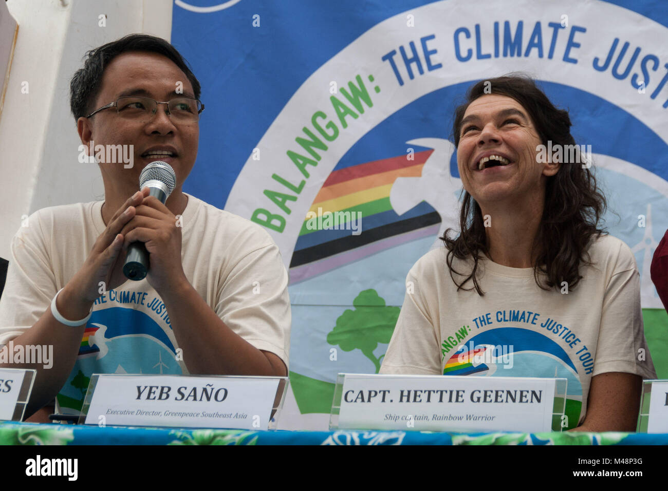 Manila, Philippinen. 14 Feb, 2018. Rainbow Warrior Kapitän Hettie Klägerin Lächeln als Yeb Saño, Geschäftsführer von Greenpeace Südostasien, zu den Medien spricht. Die Besatzung und die freiwilligen Helfer der Rainbow Warrior war mit einem willkommen geheißen, wie sie Manila für Klimagerechtigkeit zu rufen und den Schutz der Umwelt. Als Teil der asiatischen Tour, das Greenpeace Schiff wird auch Dock auf der Visayan Insel Guimaras, und die Stadt von Tacloban vor der überschrift nach Indonesien, Singapur, Malaysia und Thailand. Credit: J Gerard Seguia/Pacific Press/Alamy leben Nachrichten Stockfoto