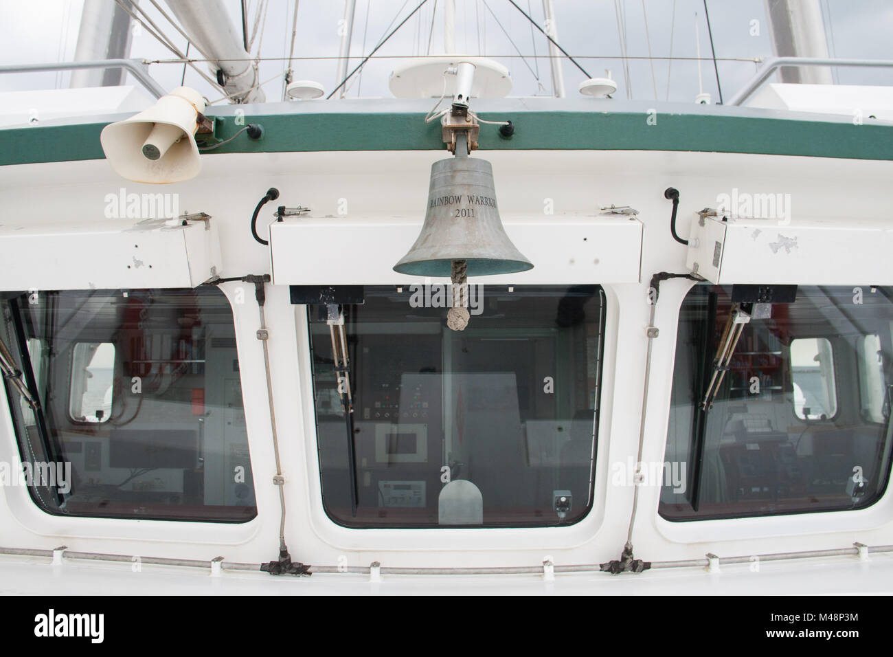 Manila, Philippinen. 14 Feb, 2018. Der Rainbow Warrior schiffsglocke vor der Brücke. Die Besatzung und die freiwilligen Helfer der Rainbow Warrior war mit einem willkommen geheißen, wie sie Manila für Klimagerechtigkeit zu rufen und den Schutz der Umwelt. Als Teil der asiatischen Tour, das Greenpeace Schiff wird auch Dock auf der Visayan Insel Guimaras, und die Stadt von Tacloban vor der überschrift nach Indonesien, Singapur, Malaysia und Thailand. Credit: J Gerard Seguia/Pacific Press/Alamy leben Nachrichten Stockfoto