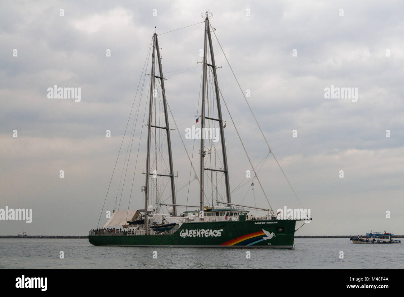 Manila, Philippinen. 14 Feb, 2018. Die Besatzung und die freiwilligen Helfer der Rainbow Warrior war mit einem willkommen geheißen, wie sie Manila für Klimagerechtigkeit zu rufen und den Schutz der Umwelt. Als Teil der asiatischen Tour, das Greenpeace Schiff wird auch Dock auf der Visayan Insel Guimaras, und die Stadt von Tacloban vor der überschrift nach Indonesien, Singapur, Malaysia und Thailand. Credit: J Gerard Seguia/Pacific Press/Alamy leben Nachrichten Stockfoto