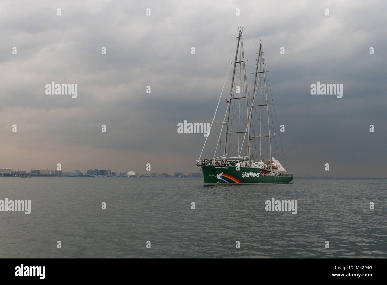 Manila, Philippinen. 14 Feb, 2018. Die Besatzung und die freiwilligen Helfer der Rainbow Warrior war mit einem willkommen geheißen, wie sie Manila für Klimagerechtigkeit zu rufen und den Schutz der Umwelt. Als Teil der asiatischen Tour, das Greenpeace Schiff wird auch Dock auf der Visayan Insel Guimaras, und die Stadt von Tacloban vor der überschrift nach Indonesien, Singapur, Malaysia und Thailand. Credit: J Gerard Seguia/Pacific Press/Alamy leben Nachrichten Stockfoto