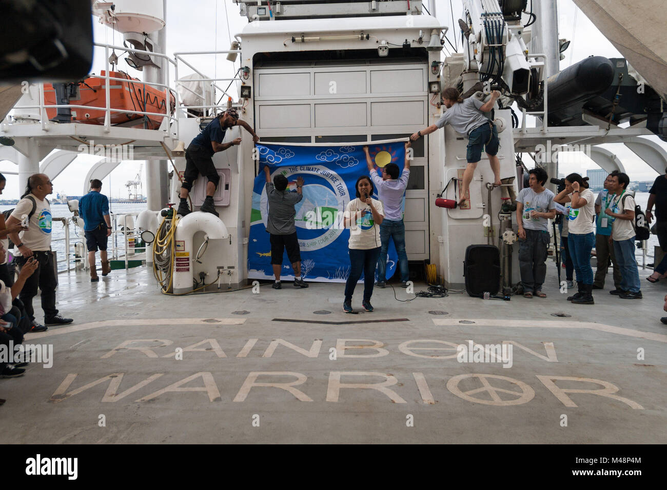 Manila, Philippinen. 14 Feb, 2018. Die Besatzung und die freiwilligen Helfer der Rainbow Warrior war mit einem willkommen geheißen, wie sie Manila für Klimagerechtigkeit zu rufen und den Schutz der Umwelt. Als Teil der asiatischen Tour, das Greenpeace Schiff wird auch Dock auf der Visayan Insel Guimaras, und die Stadt von Tacloban vor der überschrift nach Indonesien, Singapur, Malaysia und Thailand. Credit: J Gerard Seguia/Pacific Press/Alamy leben Nachrichten Stockfoto