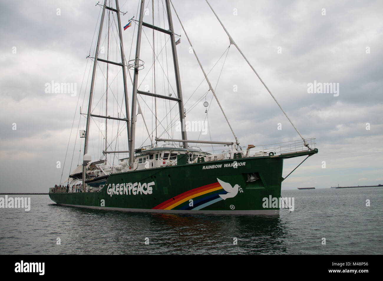 Manila, Philippinen. 14 Feb, 2018. Die Besatzung und die freiwilligen Helfer der Rainbow Warrior war mit einem willkommen geheißen, wie sie Manila für Klimagerechtigkeit zu rufen und den Schutz der Umwelt. Als Teil der asiatischen Tour, das Greenpeace Schiff wird auch Dock auf der Visayan Insel Guimaras, und die Stadt von Tacloban vor der überschrift nach Indonesien, Singapur, Malaysia und Thailand. Credit: J Gerard Seguia/Pacific Press/Alamy leben Nachrichten Stockfoto
