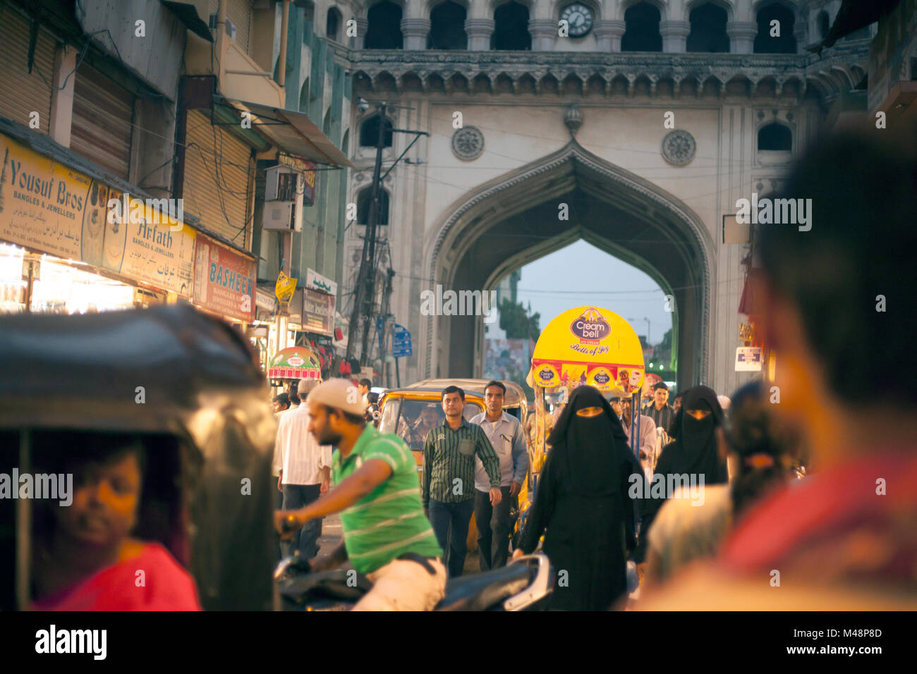 Die Leute werden auf ihre Fahrzeuge auf charminar Bazar, Hyderabad. Stockfoto