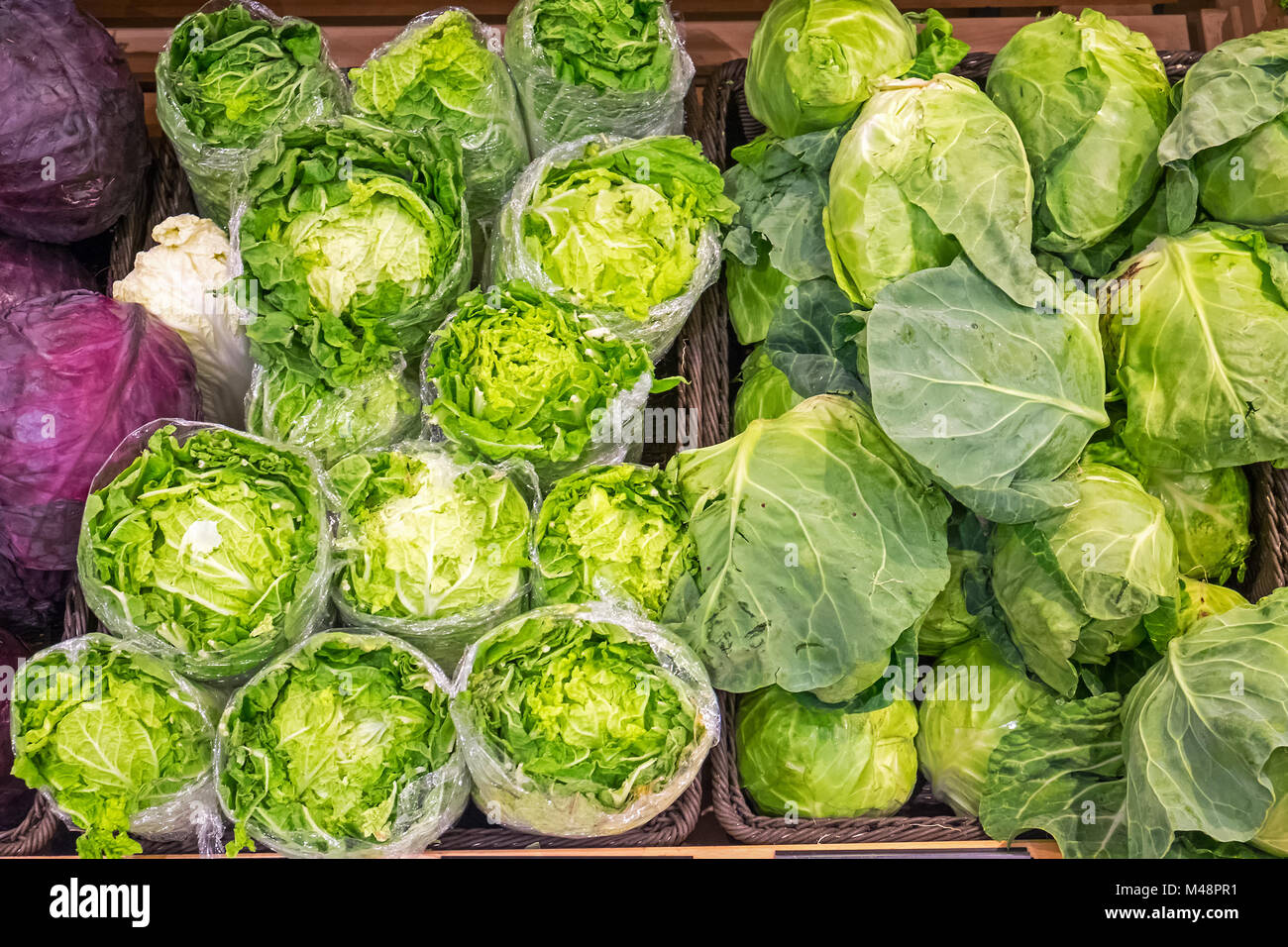 Salat und Kohl zum Verkauf auf dem Markt Stockfoto