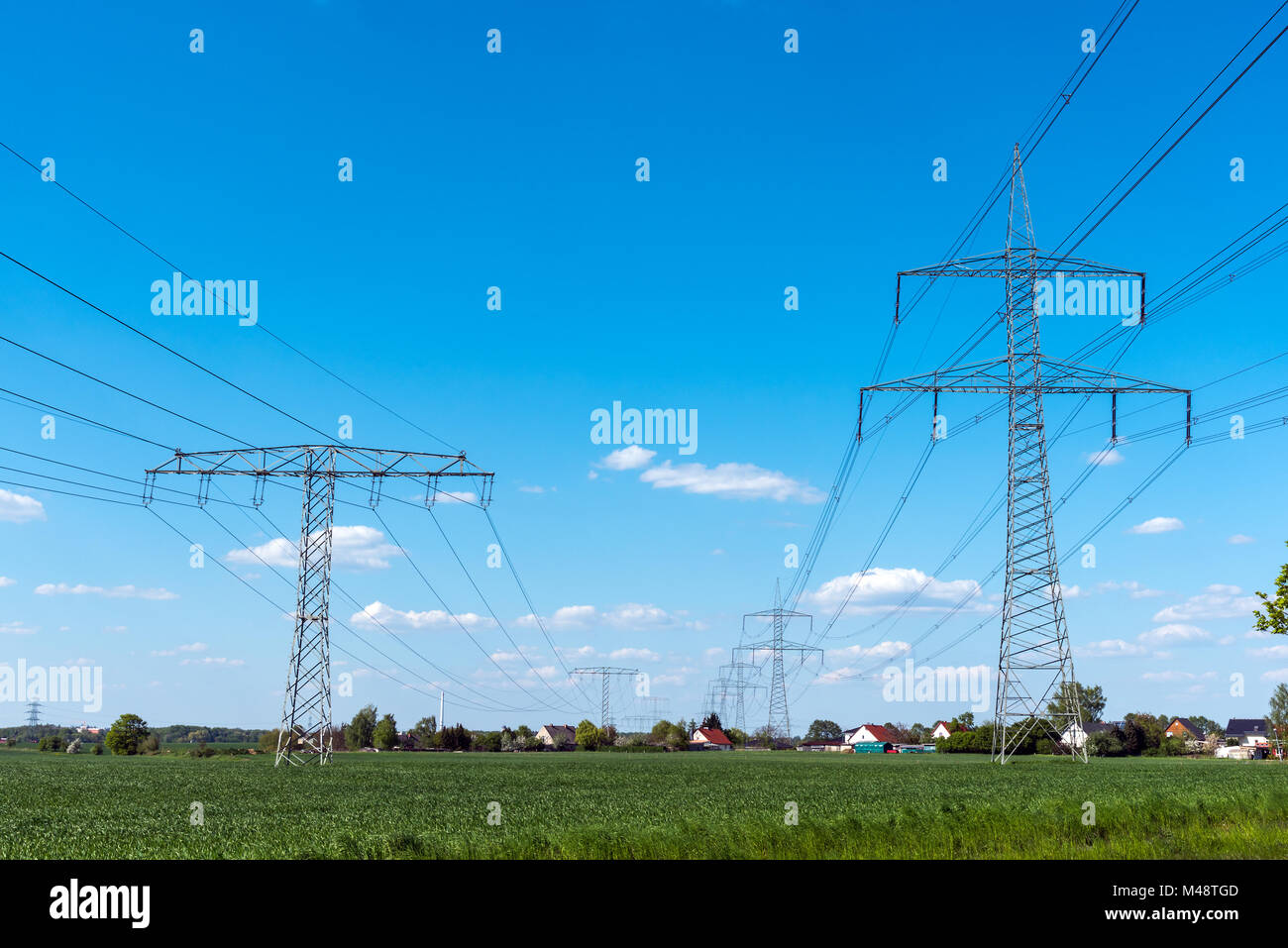 Stromleitungen im ländlichen Deutschland gesehen Stockfoto