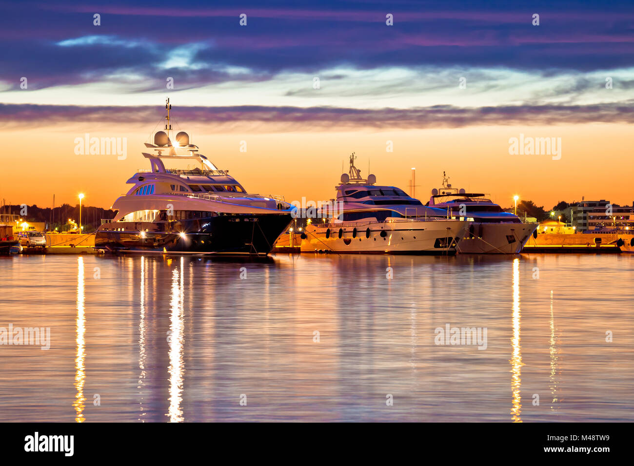Luxus Yachten Hafen am Goldenen Stunde anzeigen Stockfoto
