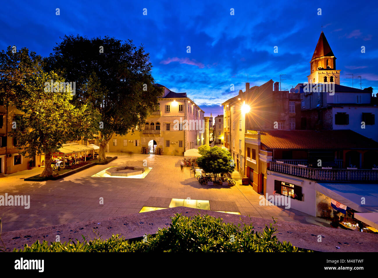 Fünf Brunnen Quadrat in Zadar Nacht anzeigen Stockfoto