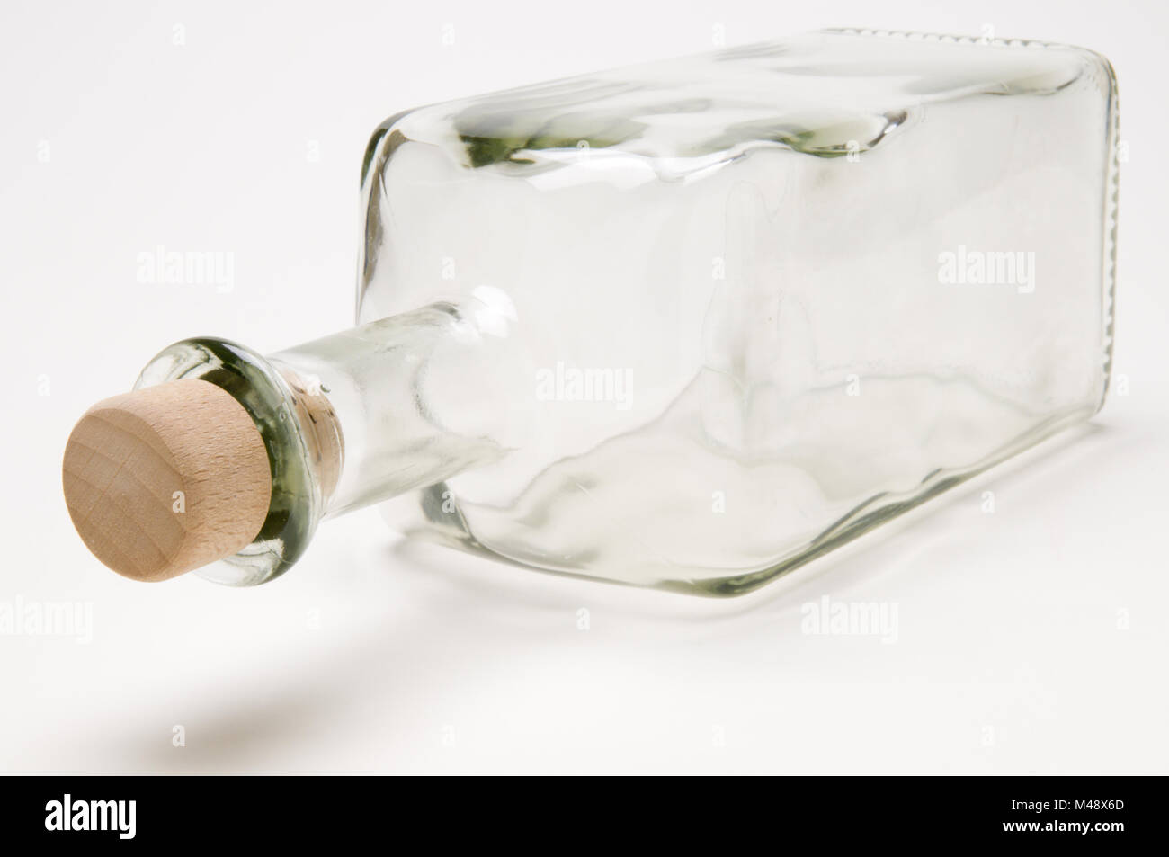 Flachwinkel-Ansicht einer leeren Flasche, eckigen Saisongerecht für auf weißen Hintergrund. Stockfoto