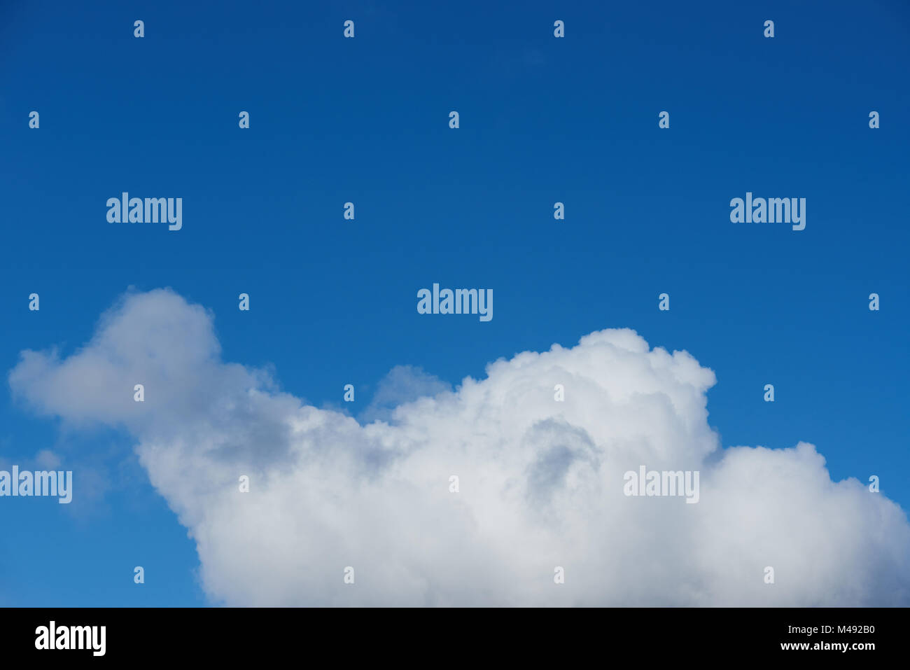 Weiße Wolke mit Copyspace auf blauen Himmel Hintergrund. Eine große graue Wolke Stockfoto