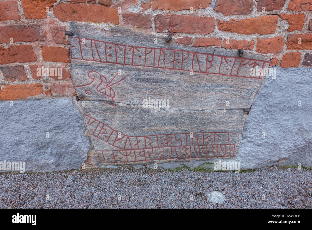 Runenstein in einer Kirche foundtion Stockfoto