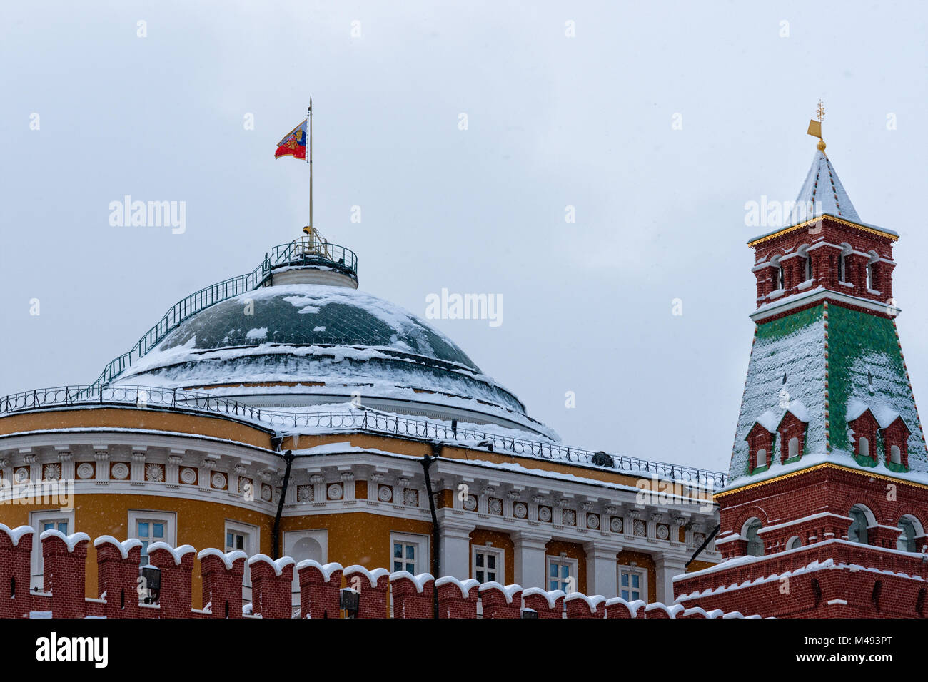 Der Moskauer Kreml Mauer, Senat Turm, Kuppel der Senat Gebäude mit dem Präsidenten der Russischen Föderation standard Flagge oben. Kühlen winter Tag Stockfoto