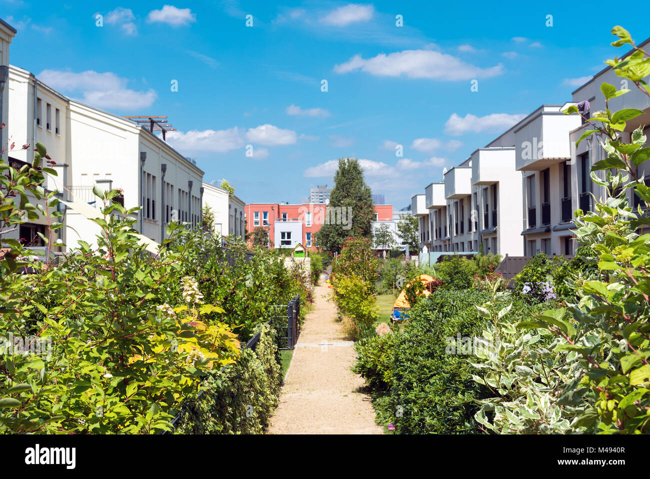 Neue Nachbarschaft mit Gärten gesehen in Berlin, Deutschland Stockfoto