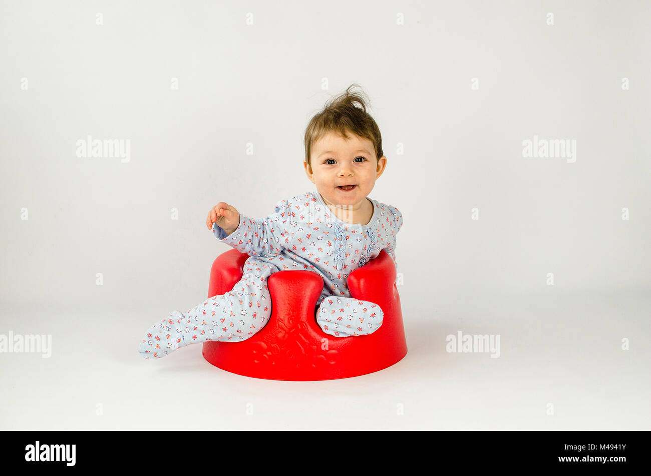 Cute Baby Mädchen in einem Kunststoff Sitz sitzt Stockfoto