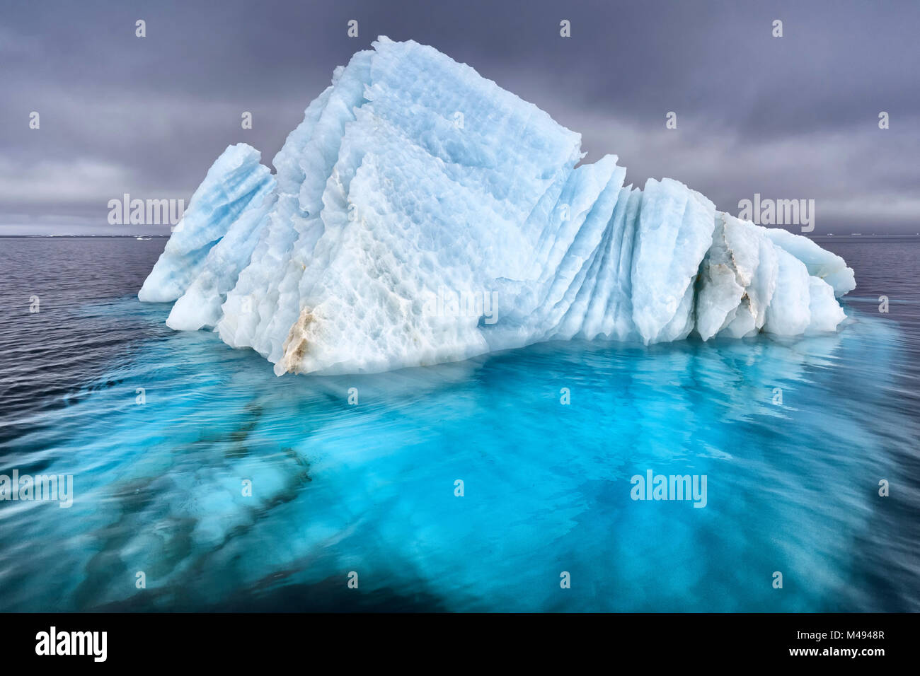 Natürliche Eisskulptur floating auf See in Svalbard, Norwegen Stockfoto