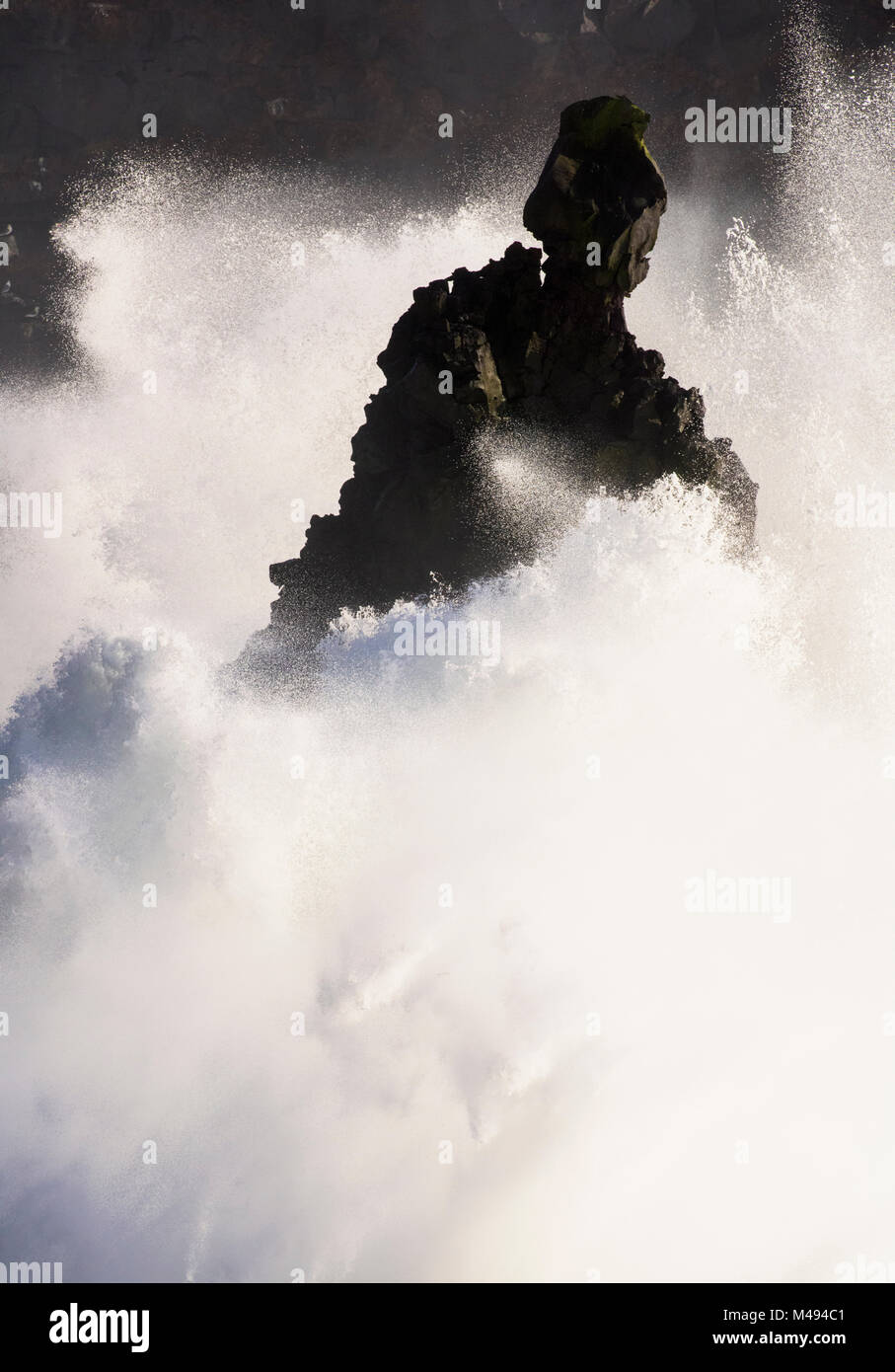 Storm Wellen gegen die Klippen bei Svörtuloft, Island April 2016 brechen. Stockfoto