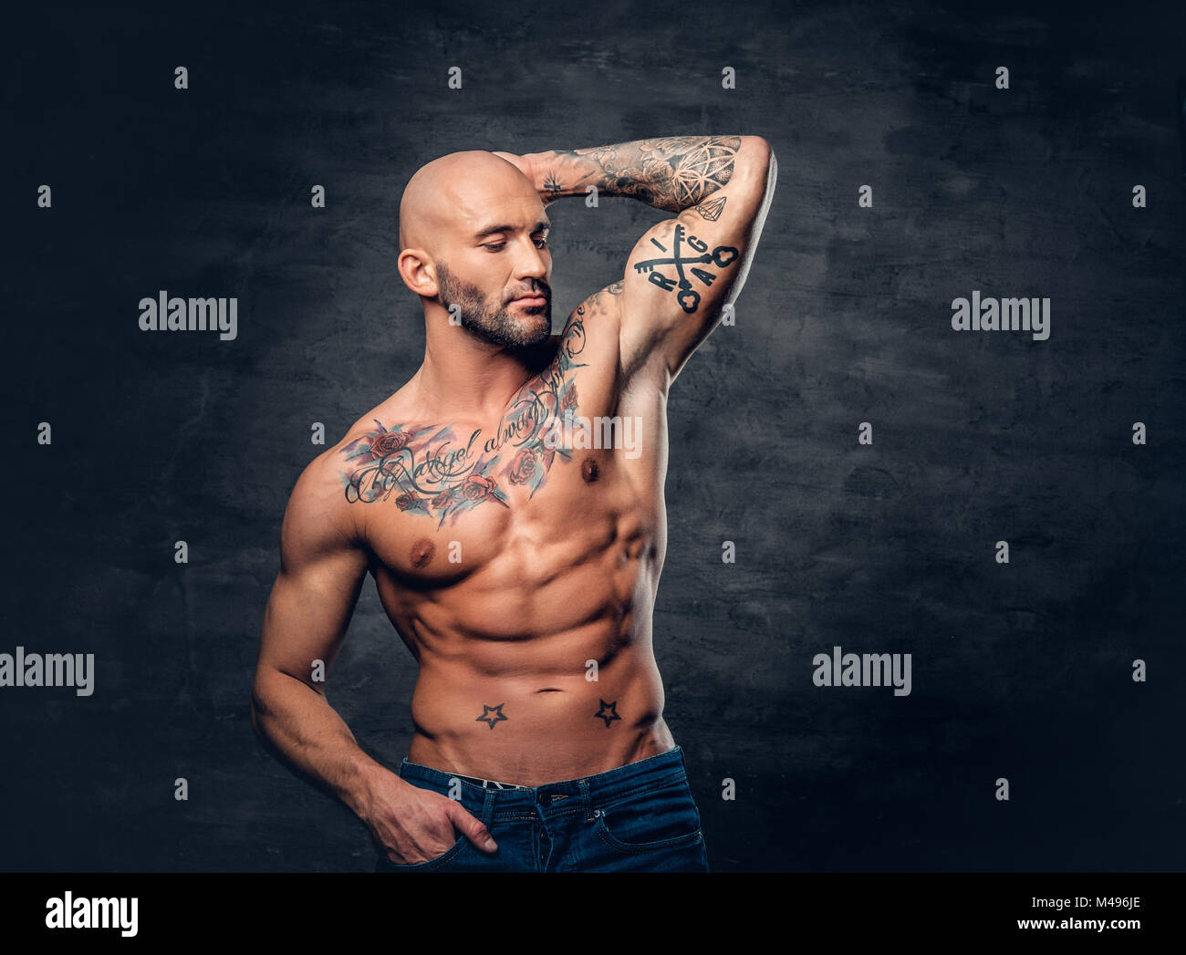 Muskulöse männer mit tattoos