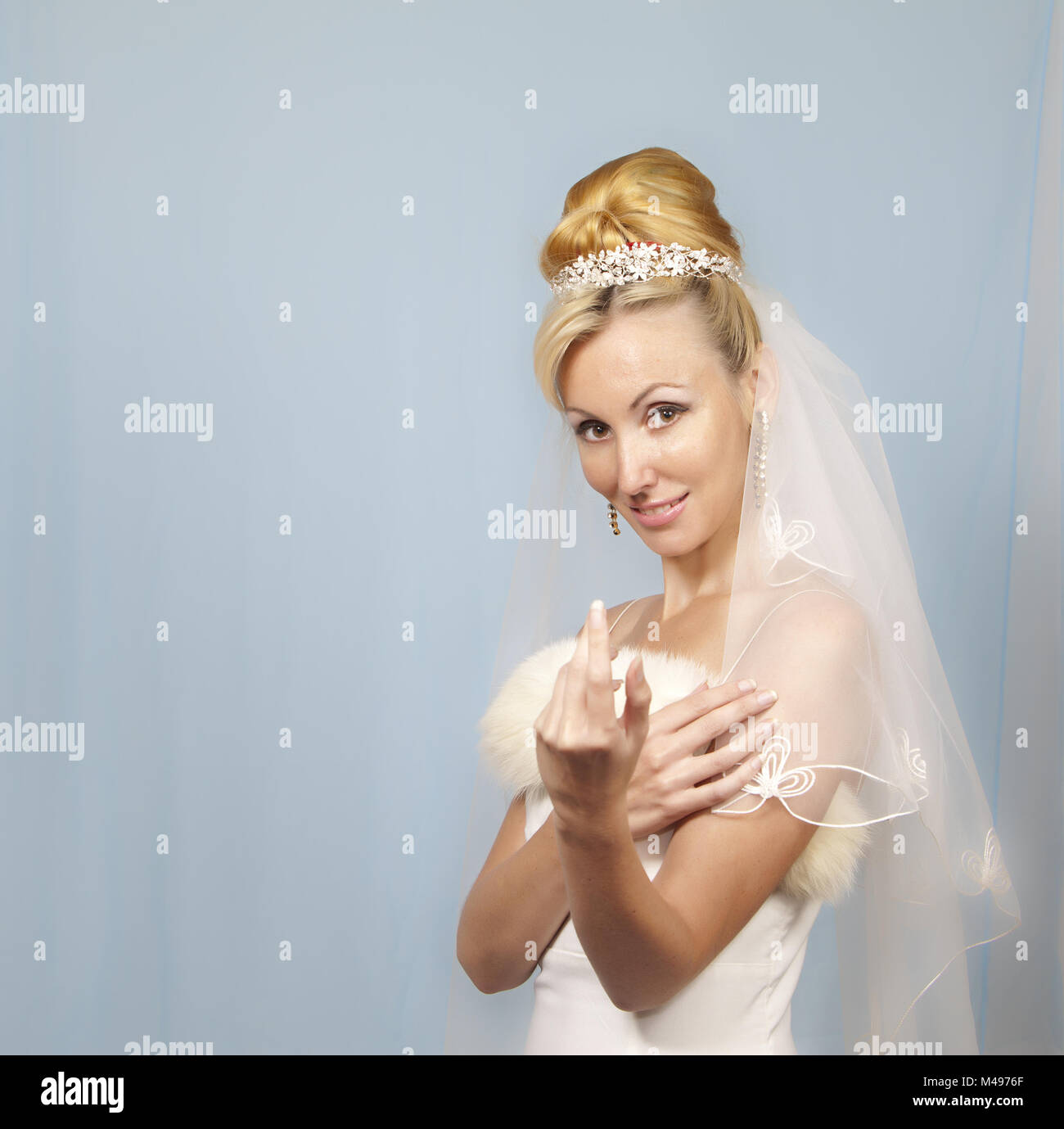 Die Braut zieht den Betrachter einladend eine Hand Stockfoto