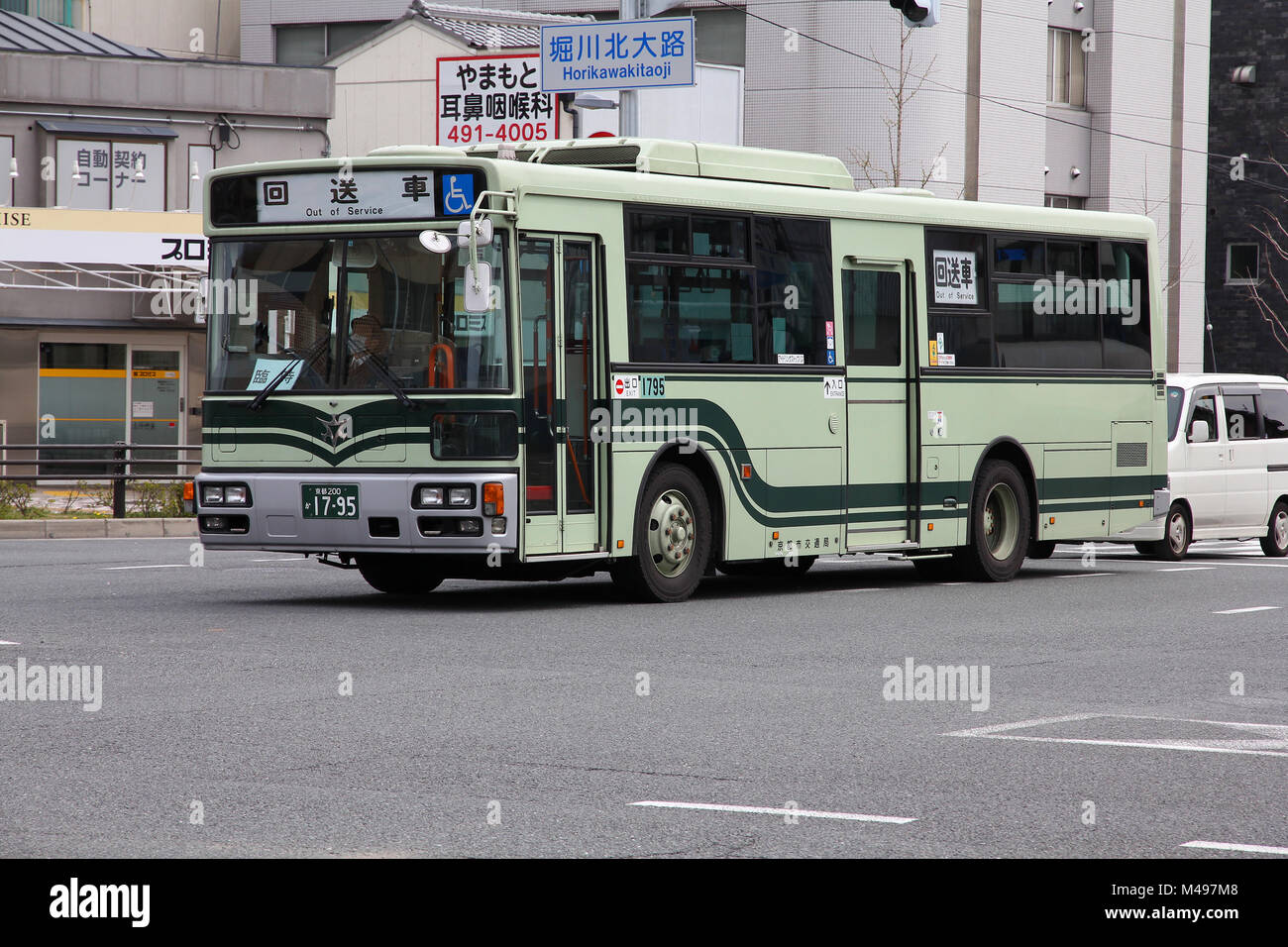 KYOTO, Japan - 15. April: Hino Bus am 15. April 2012 in Kyoto, Japan. Hino Motors besteht seit 1942, beschäftigt 9.500 Mitarbeiter (2008) und ist Teil der Toyota Stockfoto
