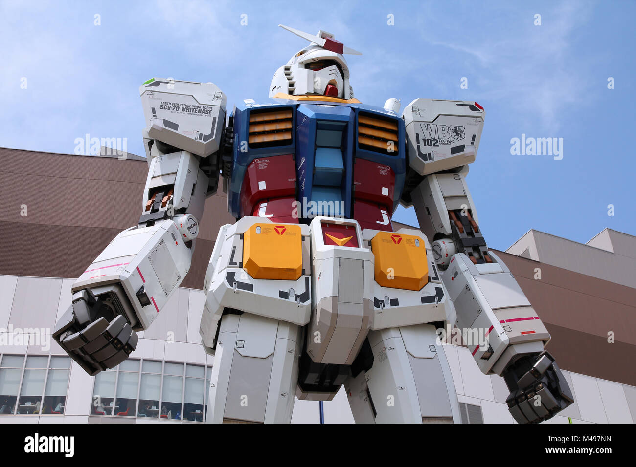 Tokio - 11. Mai: Gundam robot Replica am 11. Mai 2012 in Tokio. Die Skulptur ist 18 m hoch und ist die größte Nachbildung des berühmten Anime franchise Roboter, G Stockfoto