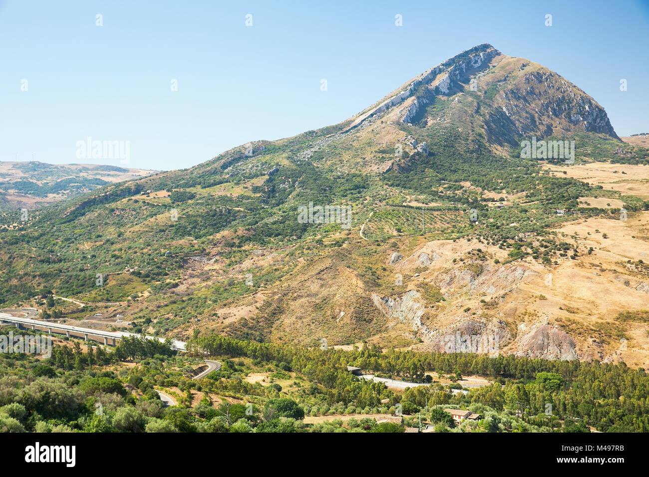 Die Landschaft des inneren Sizilien mit Autobahn im Sommer Tag Stockfoto