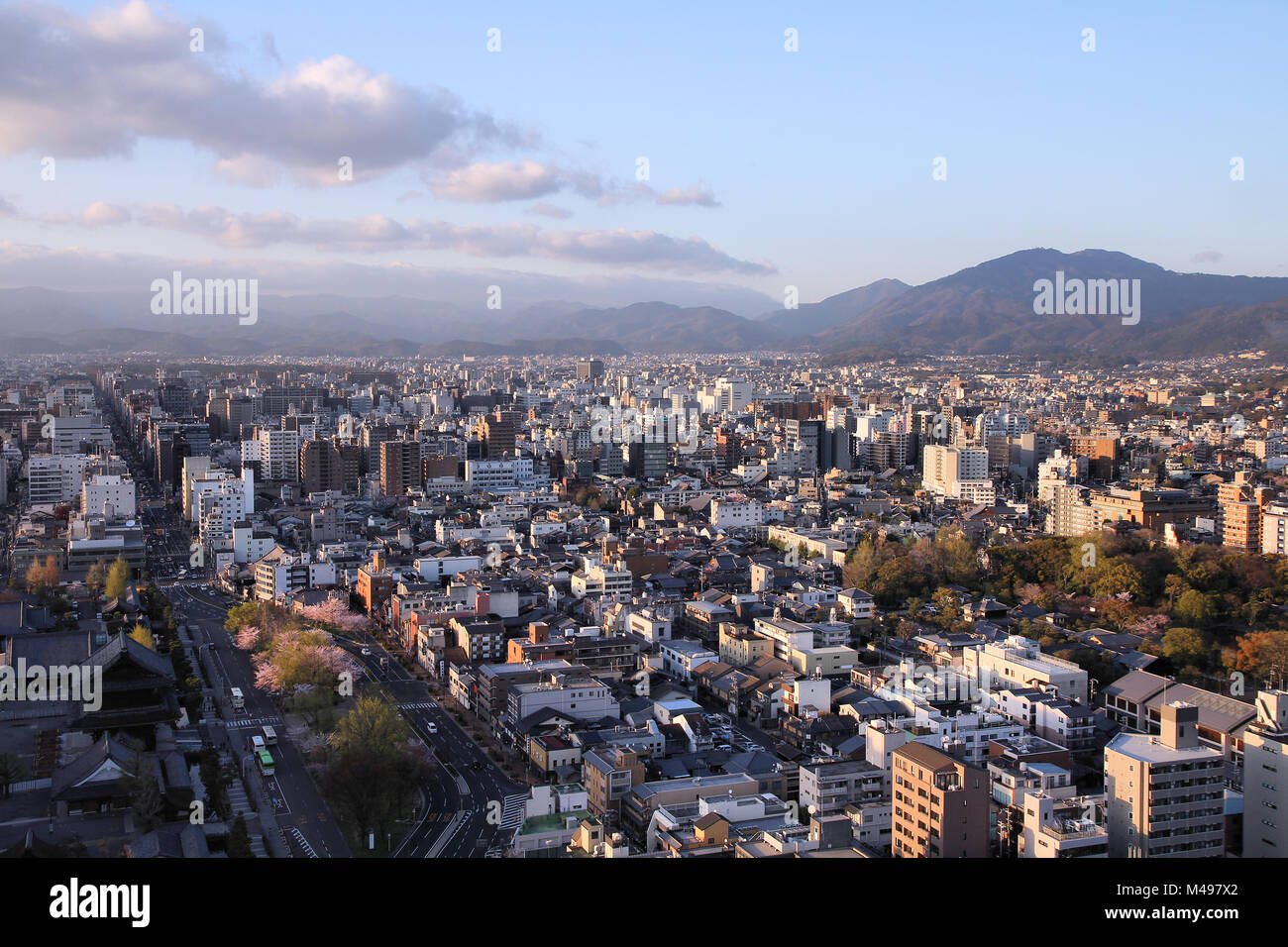 Kyoto, Japan - Stadt in der Region Kansai. Luftbild mit Wolkenkratzern. Stockfoto