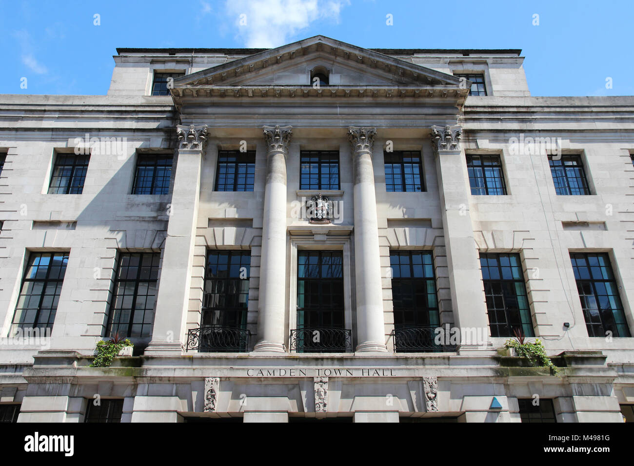 London, England - Camden Town Hall, alte Britische Architektur Stockfoto