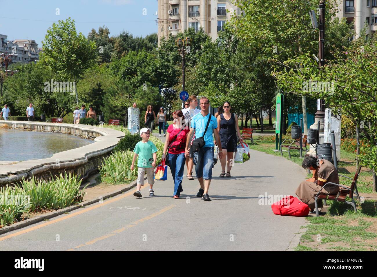 Bukarest, Rumänien - 19. August: die Menschen besuchen Piaţa Unirii Square am 19 August, 2012 in Bukarest, Rumänien. 2009 Bukarest wurde im 21 am meisten besuchten Stockfoto